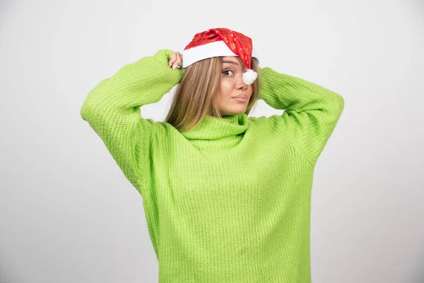 Jeune Jolie Femme Posant Dans Chapeau Rouge Père Noël Photo — Photo
