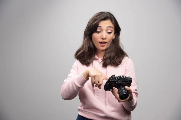 Kobieta Fotograf Patrząc Zdjęcia Przed Kamerą Szczęśliwie Wysokiej Jakości Zdjęcie — Zdjęcie stockowe