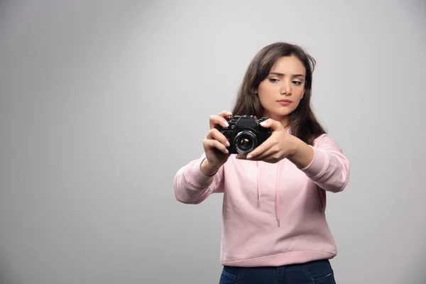 Pretty Young Woman Taking Pictures Camera Gray Wall High Quality — Stock Photo, Image