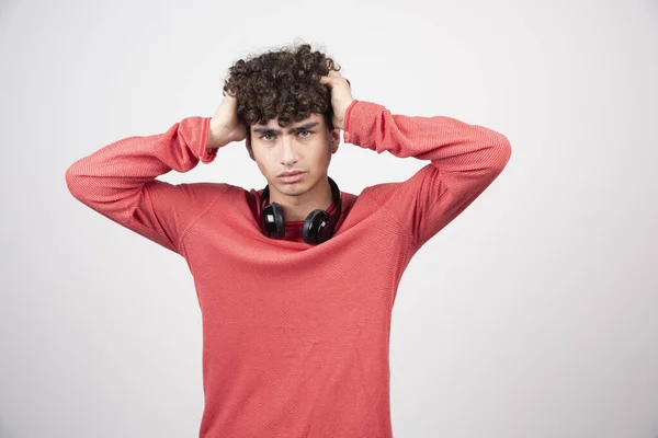 Jeune Homme Avec Casque Posant Sur Fond Gris Photo Haute — Photo