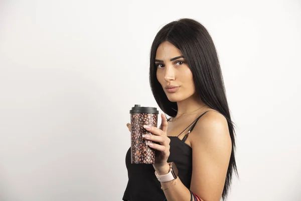 Mujer Top Negro Sosteniendo Una Taza Café Foto Alta Calidad —  Fotos de Stock