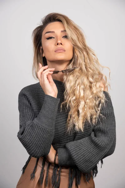 Kameraya poz veren gözlüklü genç bir kadın. Yüksek kalite fotoğraf