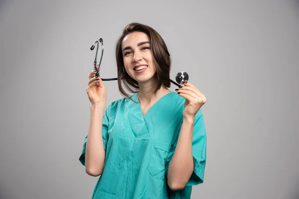 聴診器で制服姿の若い医者 高品質の写真 — ストック写真