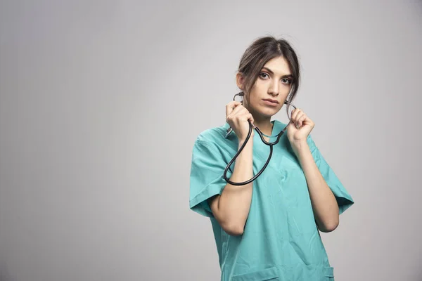 Retrato Médico Posando Com Estetoscópio Fundo Cinza Foto Alta Qualidade — Fotografia de Stock