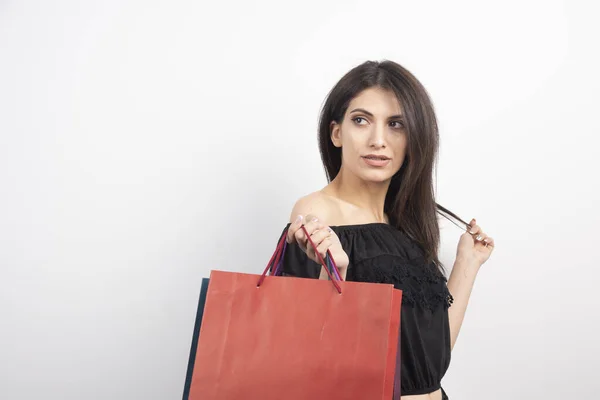 Modelo Feminino Posando Com Sacos Compras Fundo Branco Foto Alta — Fotografia de Stock