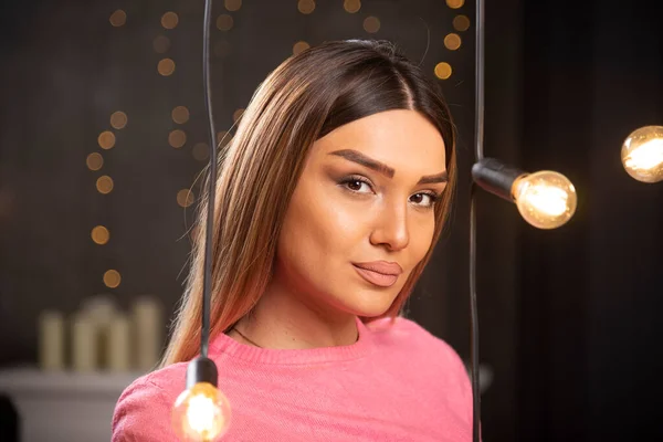 Uma Mulher Adorável Suéter Posando Perto Lâmpadas Luz Foto Alta — Fotografia de Stock