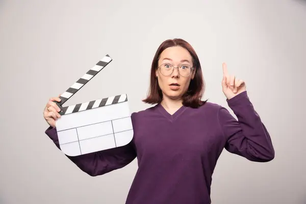 Jonge Vrouw Met Een Filmtape Een Witte Achtergrond Hoge Kwaliteit — Stockfoto