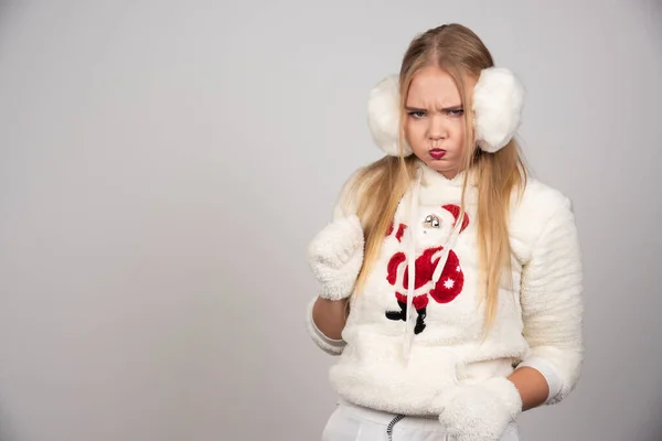 Jovem Mulher Roupa Inverno Sentindo Para Baixo Foto Alta Qualidade — Fotografia de Stock