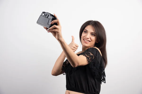Brunetka Robi Sobie Selfie Aparatem Białym Tle Wysokiej Jakości Zdjęcie — Zdjęcie stockowe