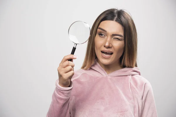 Menina Camisa Rosa Colocando Uma Lupa Seu Olho Olhando Através — Fotografia de Stock