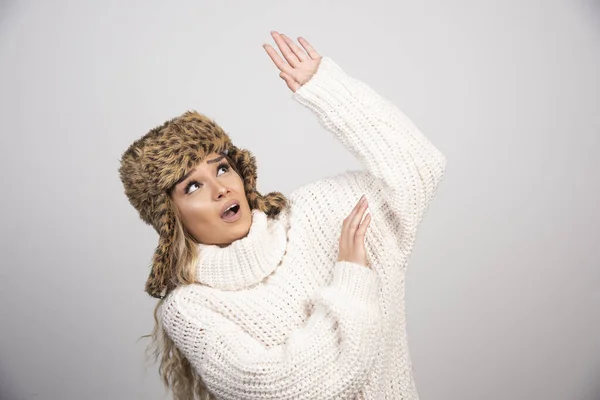 Mujer Rubia Sombrero Invierno Mirando Alguna Parte Foto Alta Calidad —  Fotos de Stock