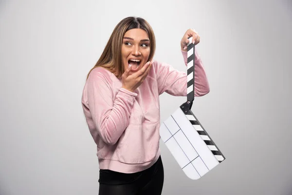 Blond Lady Pink Sweatshirt Holding Blank Clapper Board Gives Positive — Stock Photo, Image