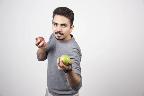Brunett Man Som Håller Gröna Och Röda Äpplen Högkvalitativt Foto — Stockfoto