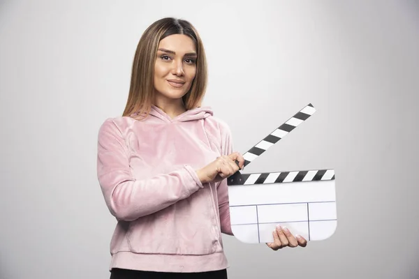 Blond Lady Pink Sweatshirt Holding Blank Clapper Board Gives Professional — Stock Photo, Image