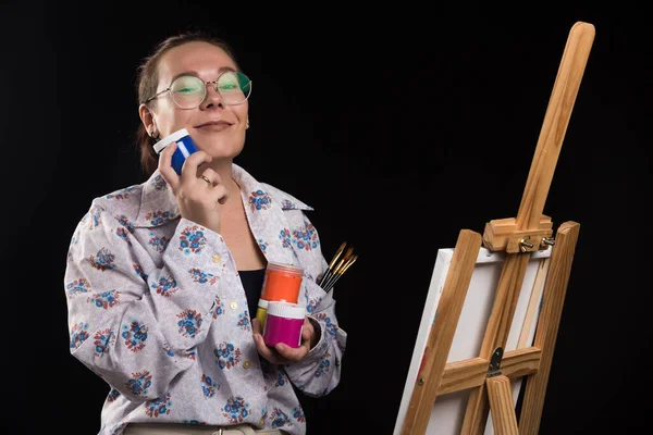 Kadın Fırçayı Tutuyor Siyah Arka Planda Resim Yapıyor — Stok fotoğraf