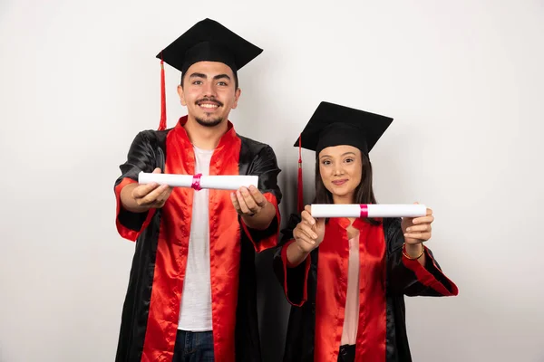 Friss Diplomások Mutatják Diplomájukat Fehér Háttérrel Kiváló Minőségű Fénykép — Stock Fotó