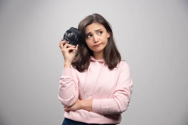 Unavená Žena Růžové Mikině Kamerou Kvalitní Fotografie — Stock fotografie