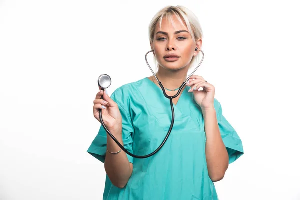 Médico Femenino Usando Estetoscopio Sobre Fondo Blanco Foto Alta Calidad — Foto de Stock