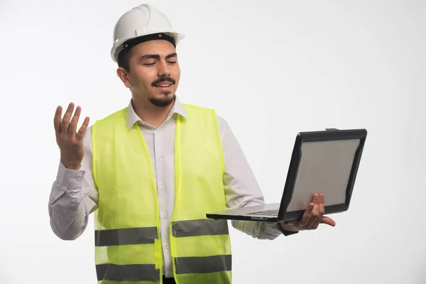 Inżynier Mundurze Trzymający Laptopa Mówiący Wysokiej Jakości Zdjęcie — Zdjęcie stockowe