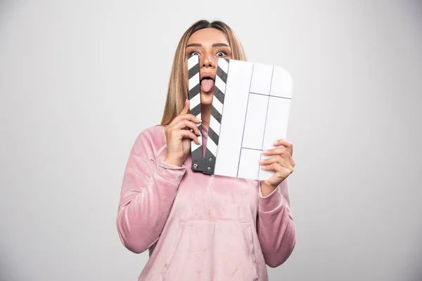 Blond Lady Pink Sweatshier Holding Blank Clapper Board Puts Part — Stock Photo, Image