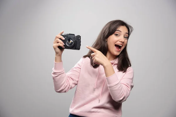 Ładna Młoda Kobieta Pozująca Kamerą Szarej Ścianie Wysokiej Jakości Zdjęcie — Zdjęcie stockowe