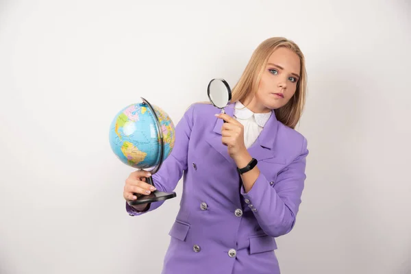 Professora Olhar Para Globo Com Lupa Foto Alta Qualidade — Fotografia de Stock