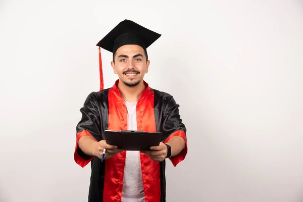 Pozitív Végzős Diák Aki Fehér Hátterű Diplomát Mutat Kiváló Minőségű — Stock Fotó