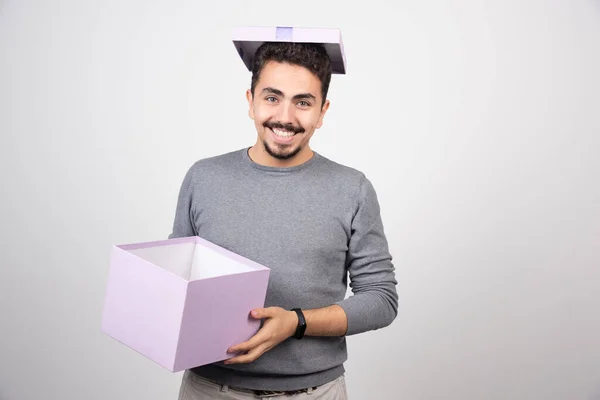 Lächelnder Mann Mit Einer Lila Schachtel Der Hand Hochwertiges Foto — Stockfoto