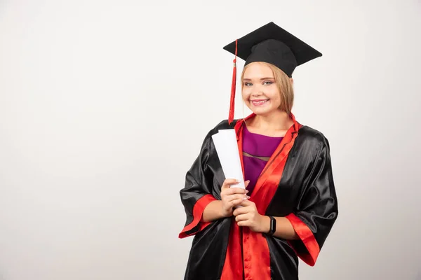 Gyönyörű Női Tanuló Köntösben Diplomával Kiváló Minőségű Fénykép — Stock Fotó