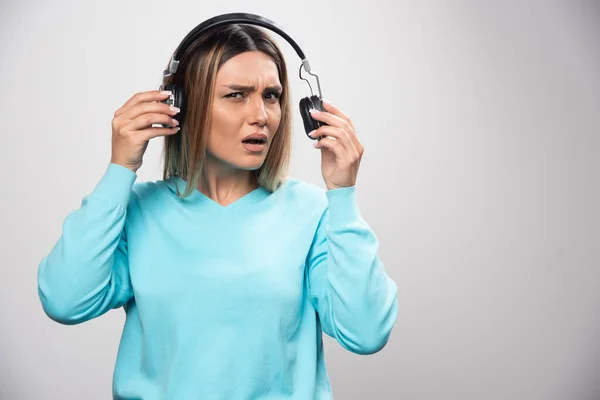 Menina Loira Camisola Azul Escuta Fones Ouvido Não Gosta Música — Fotografia de Stock