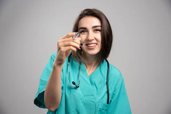 Feliz Doctor Uniforme Posando Con Jeringa Foto Alta Calidad — Foto de Stock