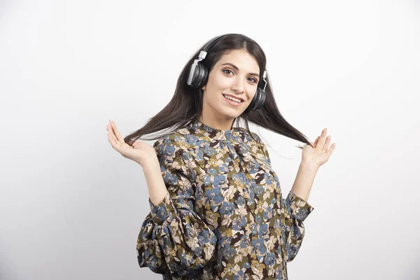 Mujer Sonriente Escuchando Música Auriculares Foto Alta Calidad —  Fotos de Stock