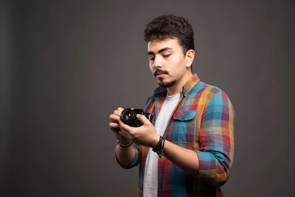 Joven Fotografía Experimentada Tomando Fotos Profesionales Una Manera Seria Foto — Foto de Stock