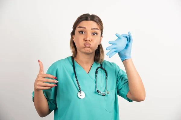 Enfermera Sonriente Con Guantes Látex Sobre Fondo Blanco Foto Alta — Foto de Stock