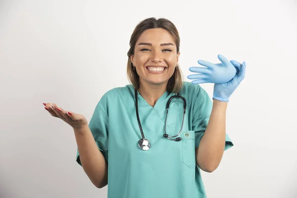 Enfermera Sonriente Con Guantes Látex Sobre Fondo Blanco Foto Alta — Foto de Stock