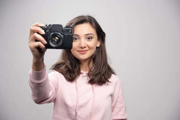 Kobieta Fotograf Robi Jej Zdjęcie Szarym Tle Wysokiej Jakości Zdjęcie — Zdjęcie stockowe