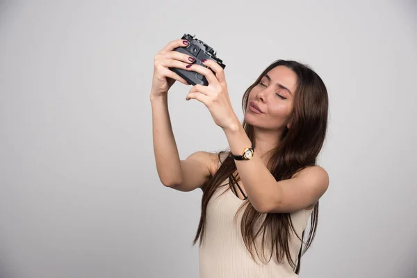 Bella Donna Scattare Selfie Sfondo Grigio Foto Alta Qualità — Foto Stock