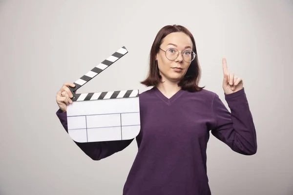 Jonge Vrouw Met Een Filmtape Een Witte Achtergrond Hoge Kwaliteit — Stockfoto