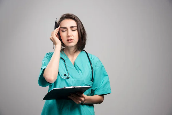 Médico Cansado Com Dor Cabeça Fundo Cinza Foto Alta Qualidade — Fotografia de Stock