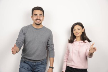 Beyaz arka planda poz veren mutlu çift. Yüksek kalite fotoğraf