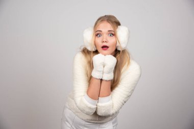 Kameraya poz veren beyaz elbiseli bir kadın. Yüksek kalite fotoğraf