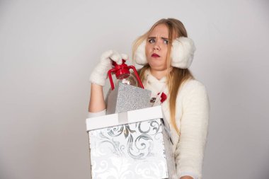 Beyaz kazaklı sarışın beyaz kutudan hediye alıyor. Yüksek kalite fotoğraf