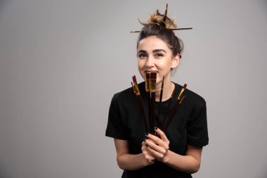 Fırça tutan mutlu bir kadın. Yüksek kalite fotoğraf