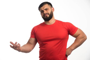 Kırmızı gömlekli sporcu saldırgan görünüyor. Yüksek kalite fotoğraf