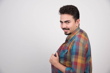 Kameraya yandan bakan gülümseyen yakışıklı adam. Yüksek kalite fotoğraf