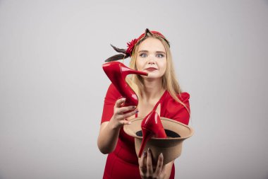 Kırmızı elbiseli genç bir kadın topuklarını uzatıyor. Yüksek kalite fotoğraf