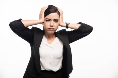 Beyaz arka planda başını tutan bir kadın çalışan. Yüksek kalite fotoğraf