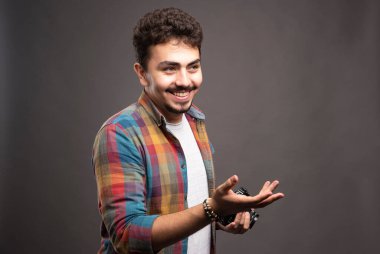 Tişörtlü bir adam baştan çıkarıcı bir şekilde gülümsüyor. Yüksek kalite fotoğraf