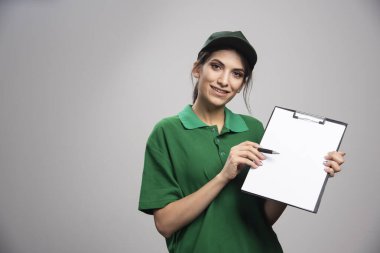 Gri arka planda poz veren güzel bir kadın. Yüksek kalite fotoğraf