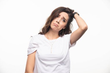 Beyaz gömlekli yorgun kadın üzülüyor. Yüksek kalite fotoğraf